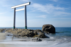 鳥居と海
