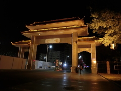 中国都市の一街区は村と呼ぶ。入口の門