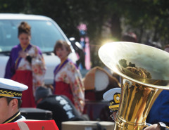 ラッパの向こうには