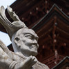 にらみを利かす