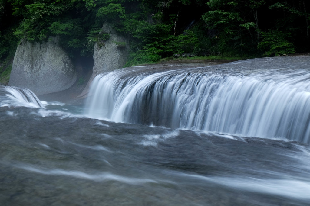 吹き割の滝　３