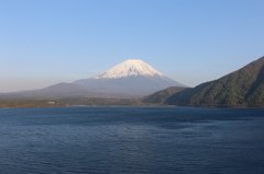 本栖湖と富士山