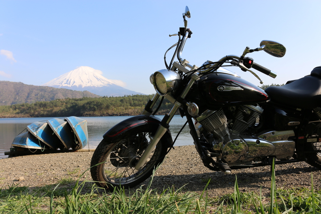 バイクと西湖と富士山