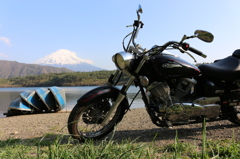 バイクと西湖と富士山