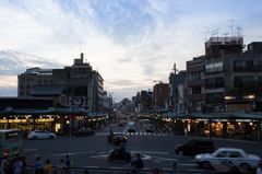 八坂神社からみた夕暮れの四条通り