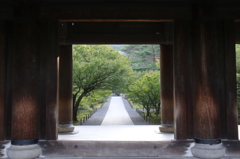 南禅寺の山門から観た境内