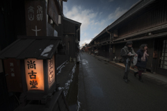 夕暮れの高山三の町