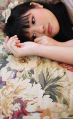 花柄ソファと彼女