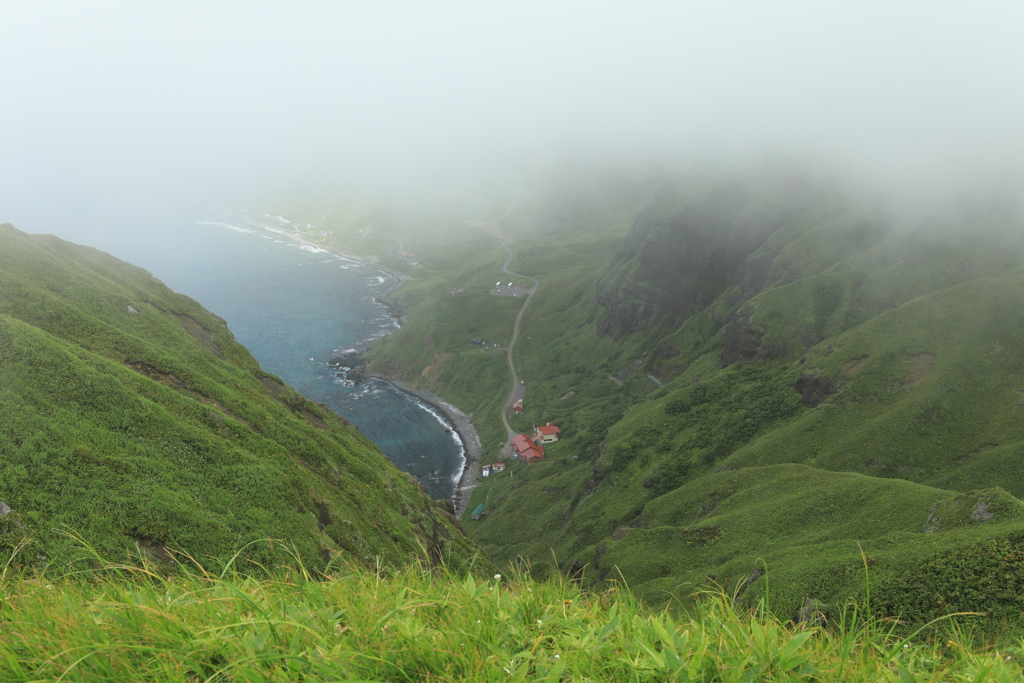 赤い屋根は桃岩荘