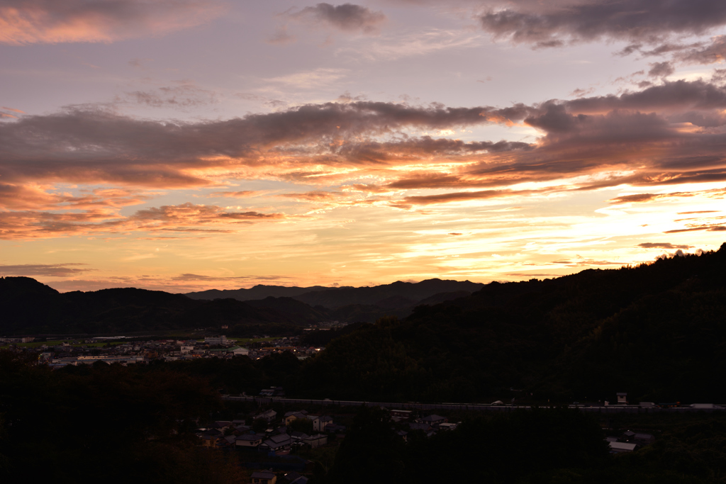 山間の夕暮れ