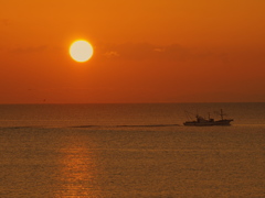 日の出と漁船２