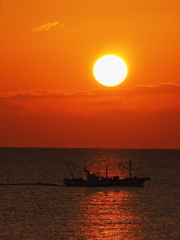 漁船と朝日