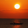 漁船と朝日