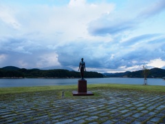 湖畔のシオン像
