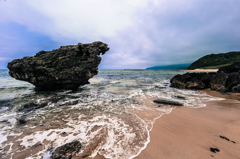 砂浜に立つ岩