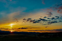 美瑛の畑の丘から眺める夕暮れ。 