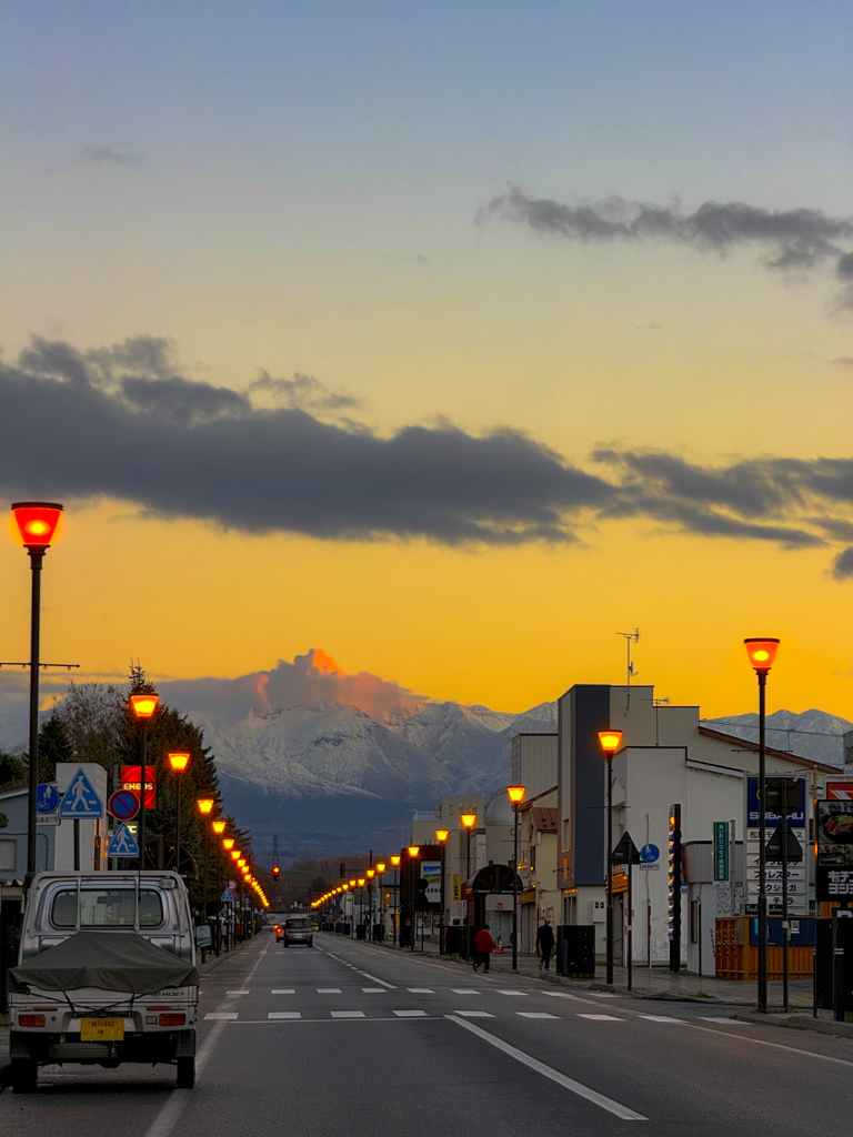 街並からの夕焼けの十勝岳。