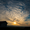 田舎の丘の夕暮れ。