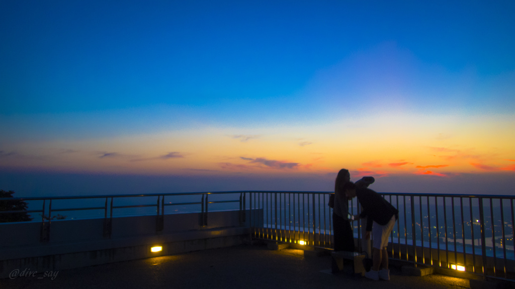 展望台の夕暮れとカップル