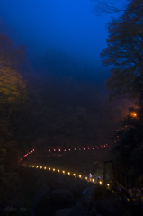 霧の中の谷間道