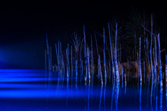 雪前の青い池のライトアップ