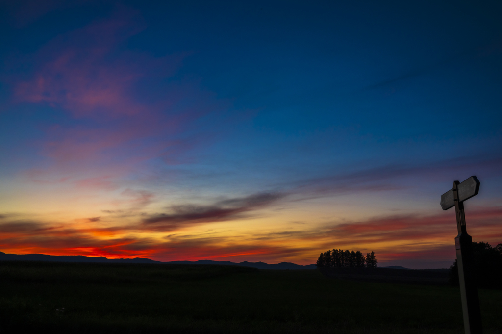 雲の隙間からの夕焼け小焼け。