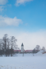 青空の見える吹雪、美馬牛小学校もかすんで。