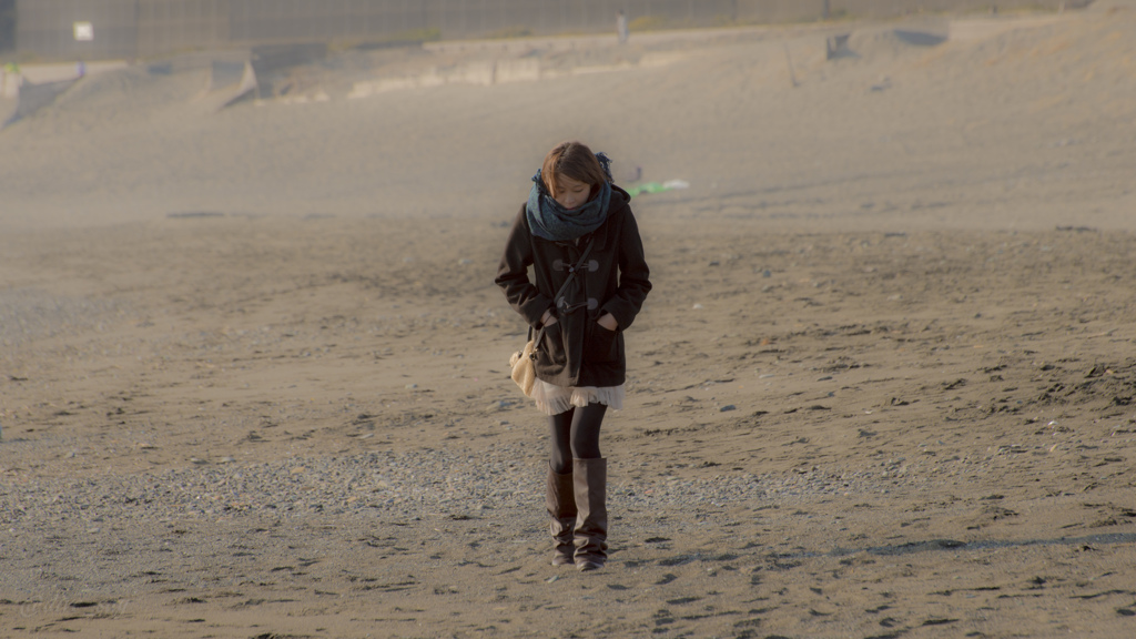 海を散歩する少女