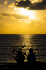 沖縄、終秋の日没と二人