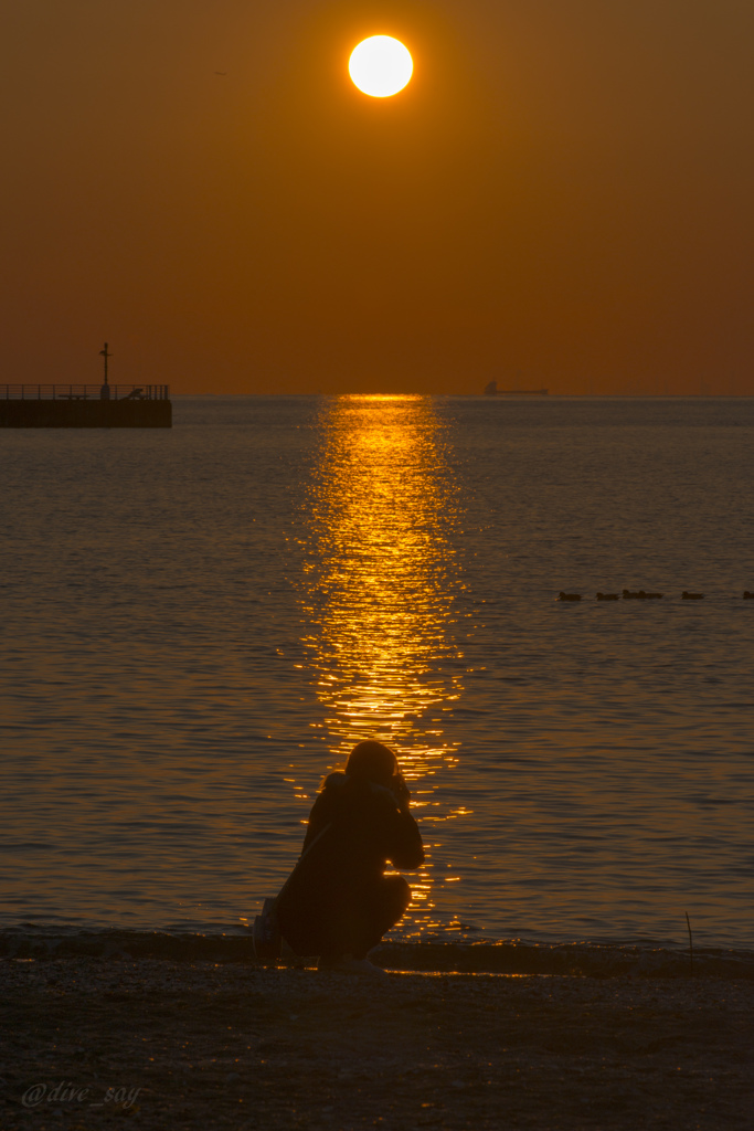 夕暮れの浜辺にて