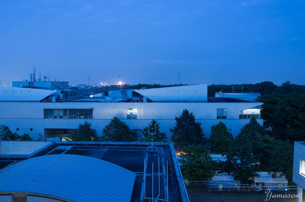 未来の大学、夏の夕暮れ