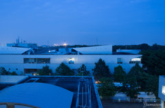 未来の大学、夏の夕暮れ