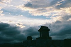 祠と空