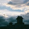 祠と空