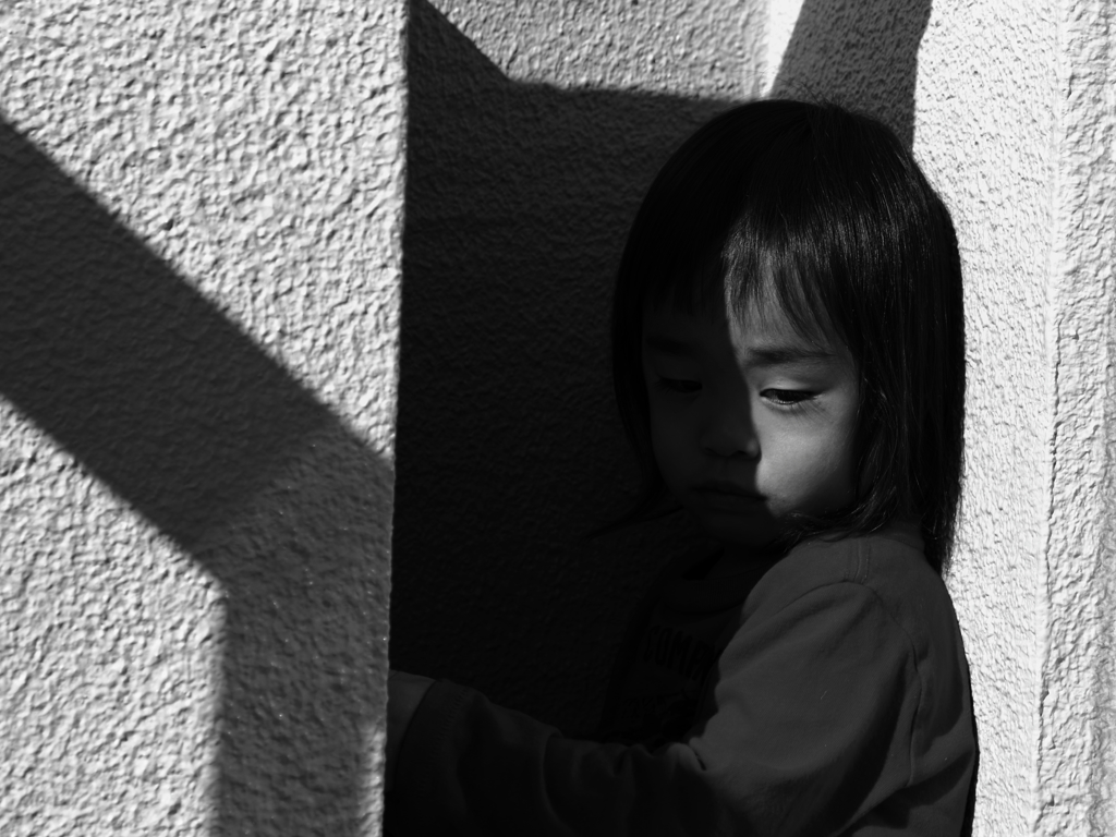 影の中の少女-1