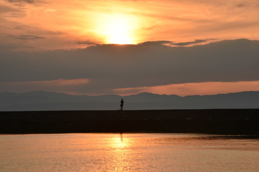 夕陽を釣る人