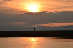 夕陽を釣る人