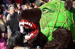 暴れるメロン熊