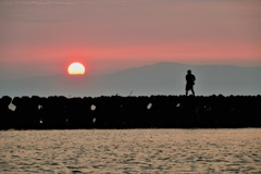 夕陽と釣りボーイ