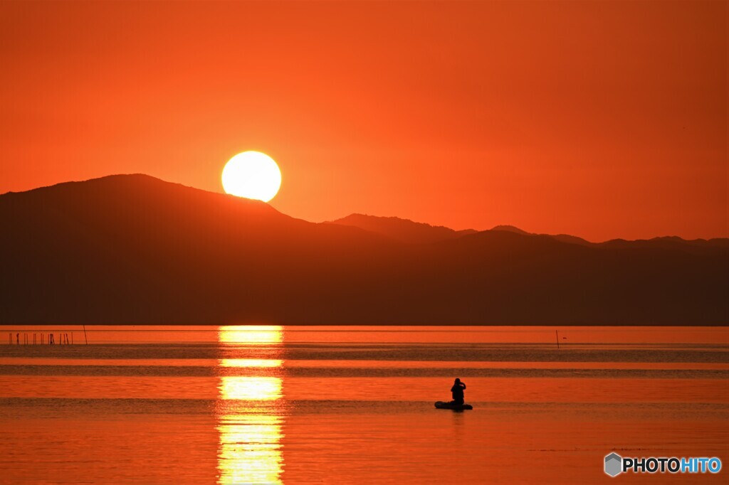 凪の湖の夕陽