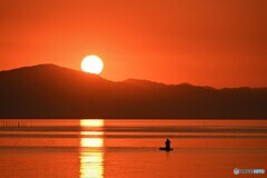 凪の湖の夕陽