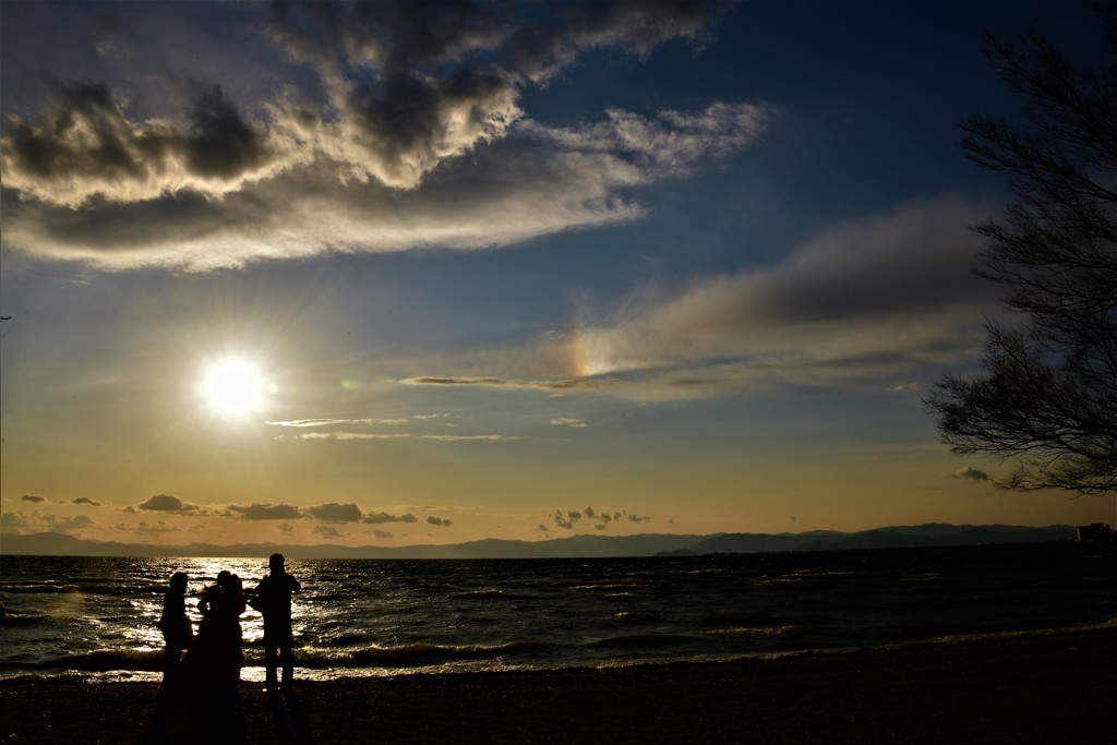 見守る夕陽と彩雲