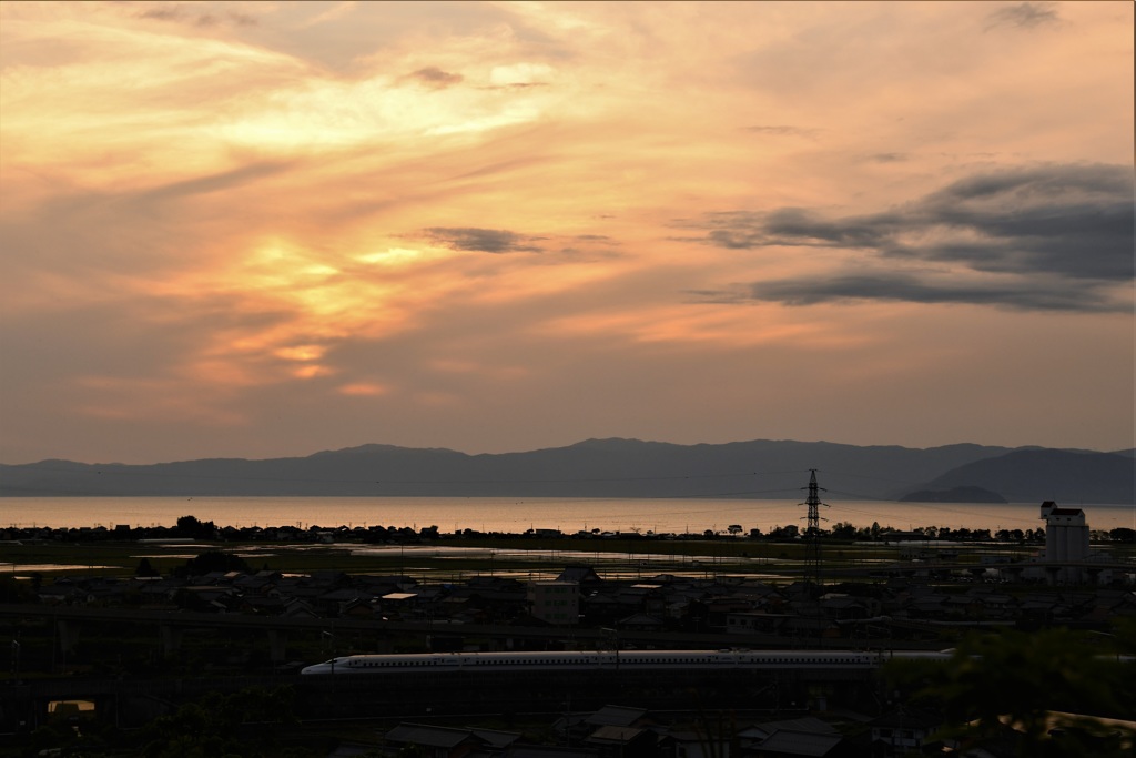 夕暮れの新幹線