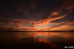 夕焼けの湖