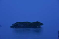 月夜に浮かぶ