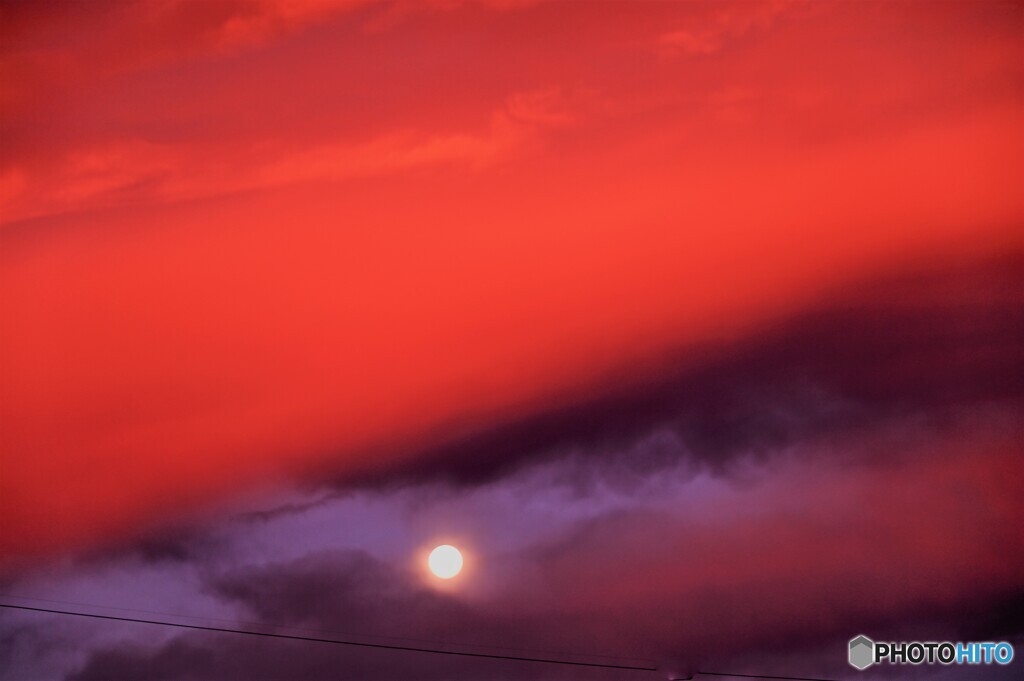 朝焼けの空に満月