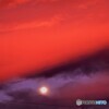 朝焼けの空に満月