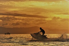 夕焼けの水飛沫