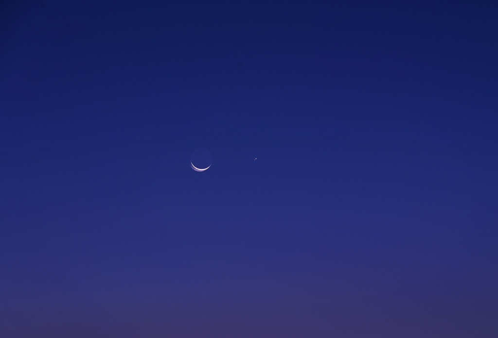 夜明け前の月