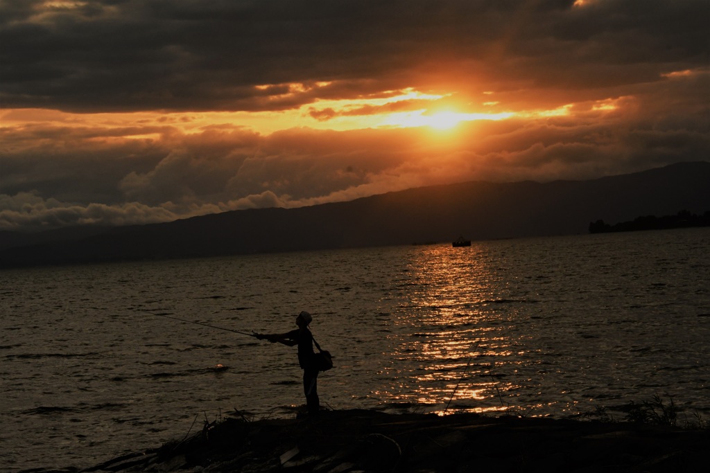 夕陽の釣りボーイ